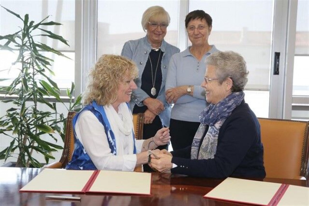 2Díaz Tezanos firmando el cuerdo con Sor Clara Gallego y Sor Evelia Cantera Actualidad