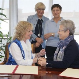 Díaz Tezanos firmando el cuerdo con Sor Clara Gallego y Sor Evelia Cantera actualidad