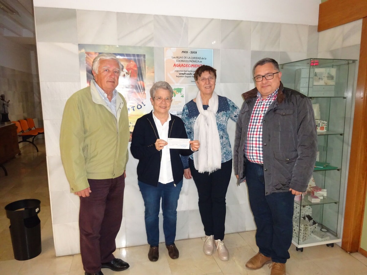 2Sor Clara Gallego (Superiora) recibe el donativo en presencia de Sor Evelia Cantera (Directora); del Decano, Sr. Gonzalez Herbera, y del Vicedecano, Sr. De la Guerra Rubio. Colaboraciones