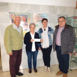 Sor Clara Gallego (Superiora) recibe el donativo en presencia de Sor Evelia Cantera (Directora); del Decano, Sr. Gonzalez Herbera, y del Vicedecano, Sr. De la Guerra Rubio. colaboraciones