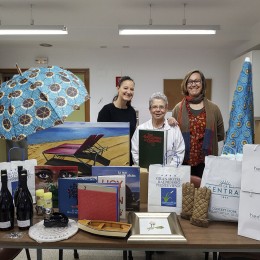 Sor Clara Entrega los regalos de la manos de Alejandra García, una de nuestras voluntarias, y Lucía Laínz, colaboradora de la cesta de reyes colaboraciones