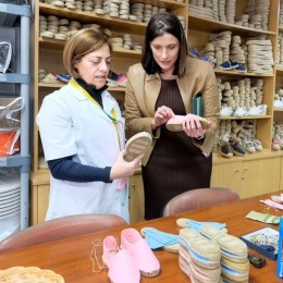 Belén, encargada del taller textil, explicando a la alcadesa por qué nuestras alpargatas son de alta calidad actualidad